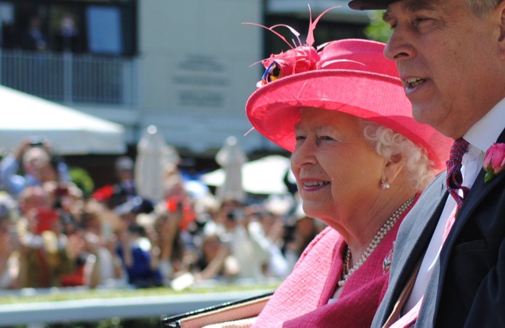 HATalkemag's tweet photo. Royal Ascot: The Crown Jewel of Racing and British Fashion -https://t.co/nfewE4thG4 #millinery #hatalkblog #QueenElizabethII #royalascot #likenowhereelse https://t.co/phbwVLz8k7