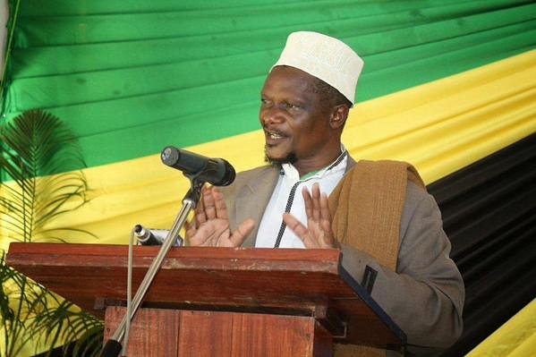 WateteziTv_Int's tweet photo. While for most of the world Eid al-Fitr celebrations started today, Sheikh Abubakar Zubeir has announced that Eid in Tanzania will be tomorrow, 5th June 2019, after sighting of the crescent moon, and the main prayer will be held at the mosque in Ngamiani, Tanga. https://t.co/n1jdYH3byy