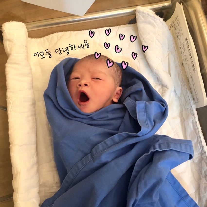 —Vía Instagram—

                             Junio 4, Corea.

Mi felicidad no alcanza a ser descrita en palabras, pero puedo hacerles dar una idea de la razón de ello...
Les presento a Jorel Leto Horan, nuestra lucesita. 🖤🌙