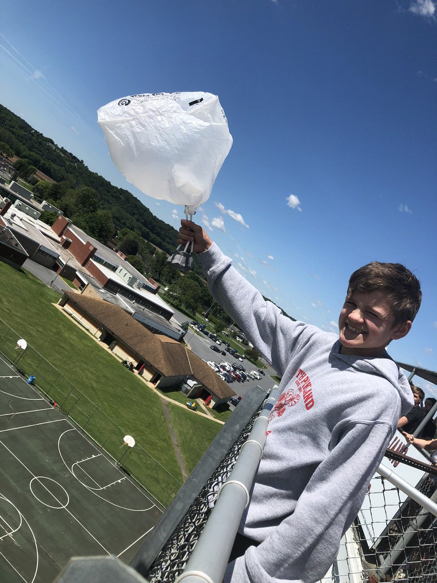 brianholtzhafer's tweet photo. Egg Drop is an 8th grade classic. What a beautiful day!@OrefieldMS https://t.co/aYWNBtWO3Z