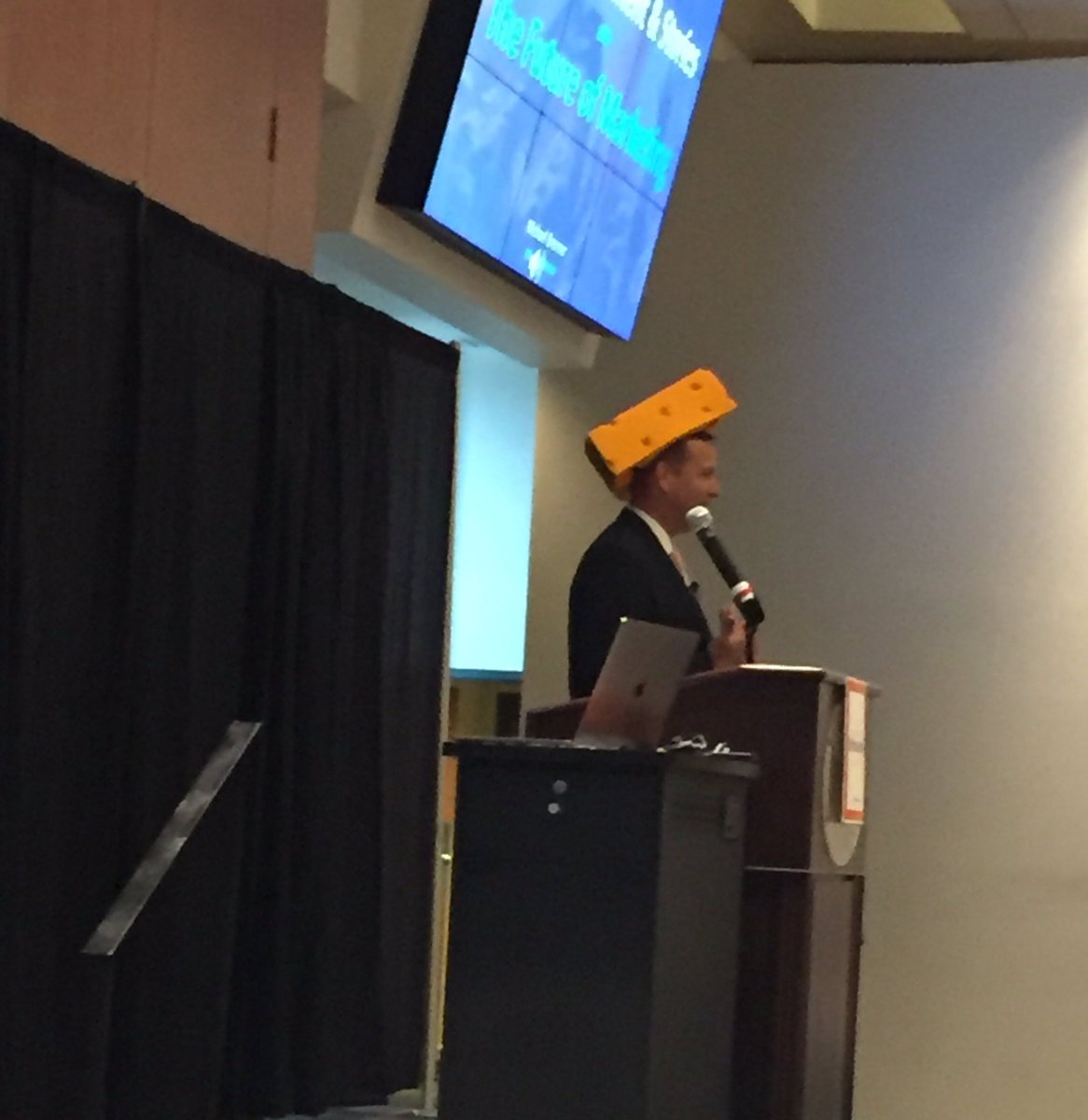 kathyfred's tweet photo. When in Green Bay, wear a cheese head hat. Second keynote speaker @BrennerMichael addresses digital marketers at @ExpInbound #ExpInbound https://t.co/ZMoaXqab0u