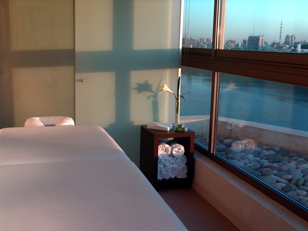 hotelmadero's tweet photo. Con un solo click podés regalarle a papá nuestra propuesta #RelaxAndEnjoyDad, 2 noches para 2 personas en nuestra Habitación Superior, desayuno buffet, acceso a Madero Spa con masaje de 50 min. para papá y 2 copas de vino en White Bar para festejar: https://t.co/BHlC5Xrvm8 https://t.co/8QnTcVX42z