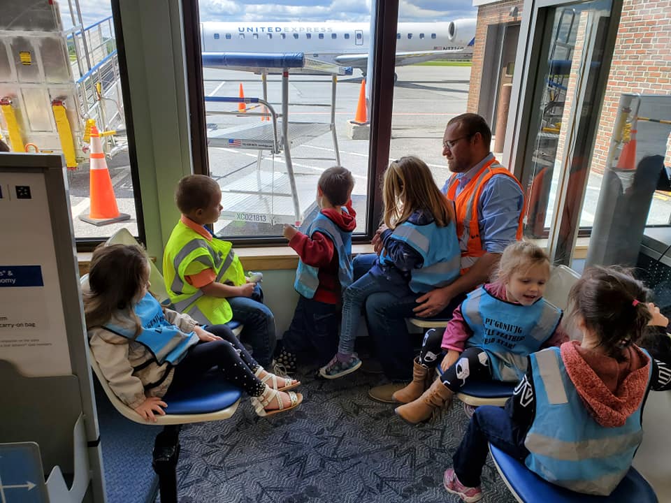 kellijeanne808's tweet photo. It's all about starting them young!  UGE team PQI hosted a Littlefeather School visit to Presque Isle International Airport to see what United Airlines and the airline industry is all about.  Many potential little recruits!! @weareunited @ElizabethHanni9 #flypqi https://t.co/nzO0aKZvHr
