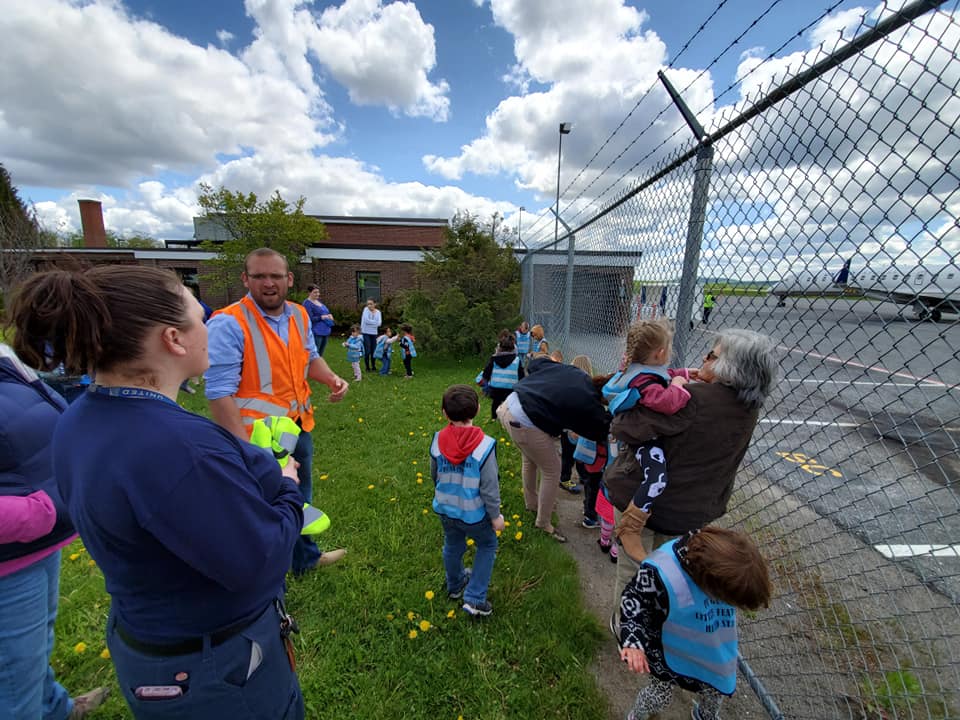 kellijeanne808's tweet photo. It's all about starting them young!  UGE team PQI hosted a Littlefeather School visit to Presque Isle International Airport to see what United Airlines and the airline industry is all about.  Many potential little recruits!! @weareunited @ElizabethHanni9 #flypqi https://t.co/nzO0aKZvHr