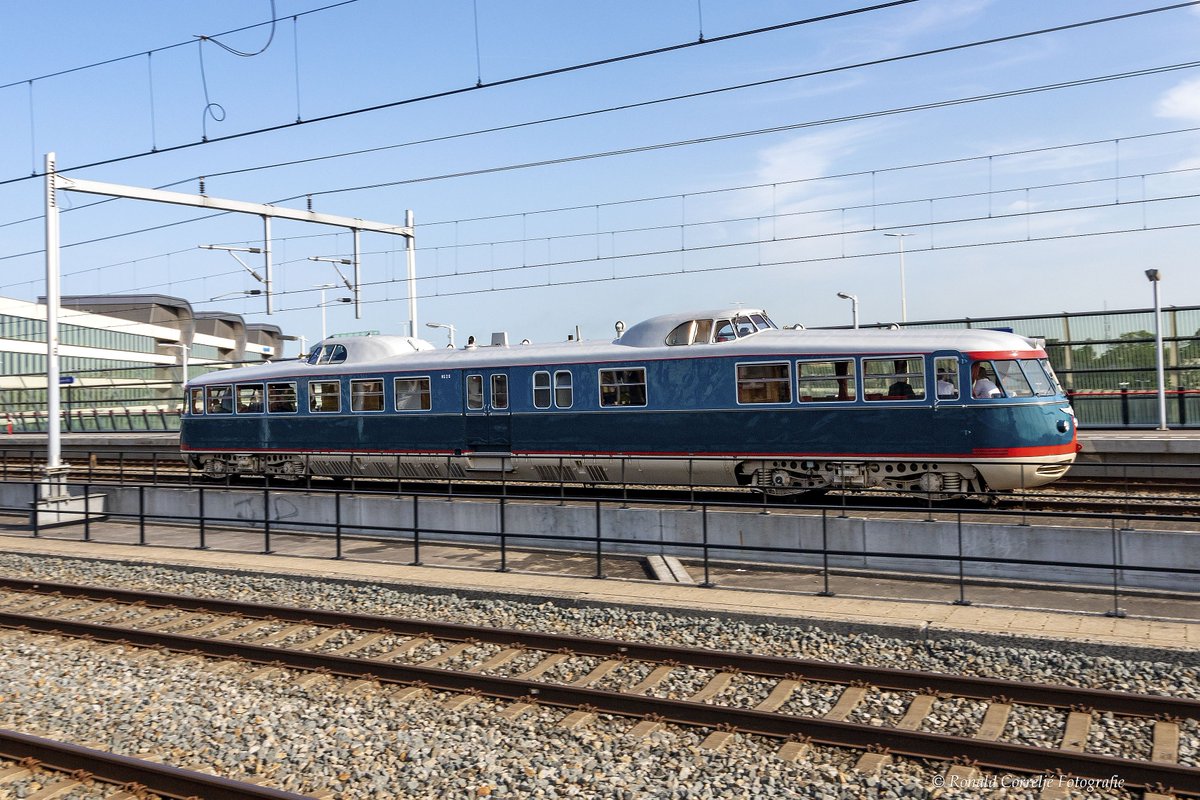 BlikOpUtrecht's tweet photo. De bijzondere trein, De Kameel, #NS20 reed vandaag als afscheid langs diverse stations in het land. De rit eindigde bij het @Spoorwegmuseum waar de sleutels werden overhandigd. #Utrecht @NS_online @NVBSspoor @TreinenwebNL @rijdendetreinen @treinennieuwsnl https://t.co/pLMzgg6gsl
