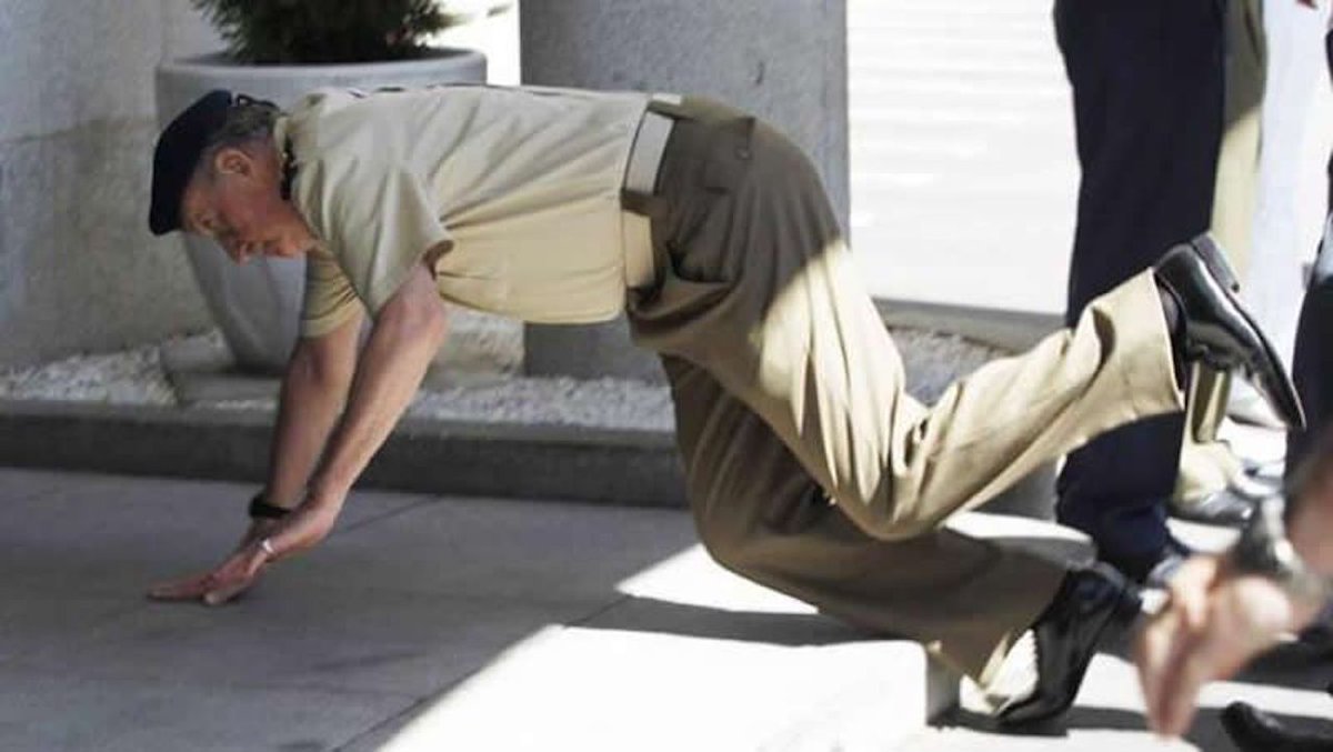 Don Juan Carlos hará una gira de despedida cayéndose al suelo en las principales ciudades de España buff.ly/2W8METa