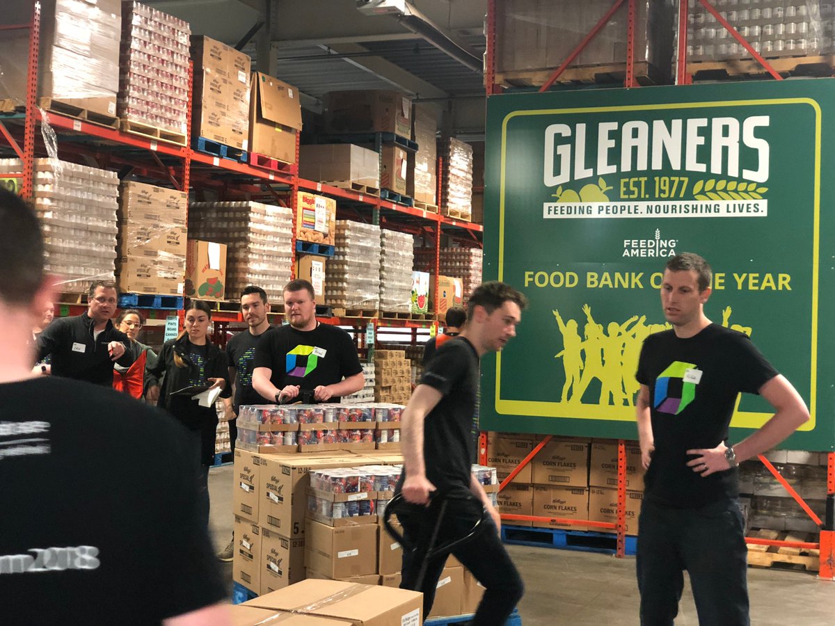 DynatraceLife's tweet photo. #DynatraceGivesBack in #Detroit! 75 of our employees volunteered their time this morning at @Gleaners. In just a few hours we filled 27,766 lbs of orders and packed 5,250 potatoes which in total will feed 26,413 of our in-need Detroit neighbors. #DynatraceDetroit https://t.co/nEyX743AfP