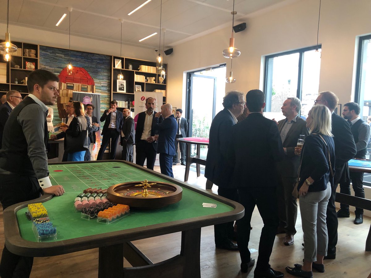 paulinebiela's tweet photo. Ce soir AÉSIO et ses courtiers s’envolent pour Las Vegas 🃏♦️🎲 #groupeAesio #afterwork #cometetoile #paris #casino #lasVegas https://t.co/Q9AO0Oiqjo