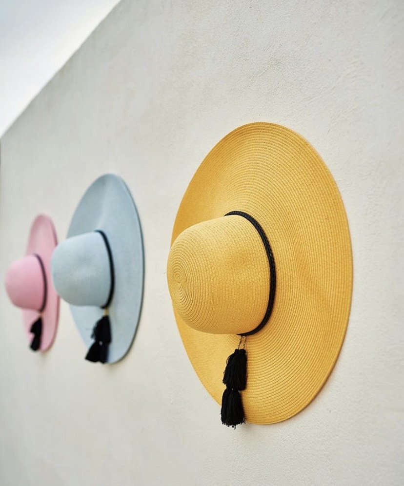 Un chapeau c'est bien, mais deux c'est mieux ! 💛  <a href="/tristanstyle/">Tristan Style</a> 

-
#galeriesdelacapitale #tristan #style #inspiration #fashion #hat