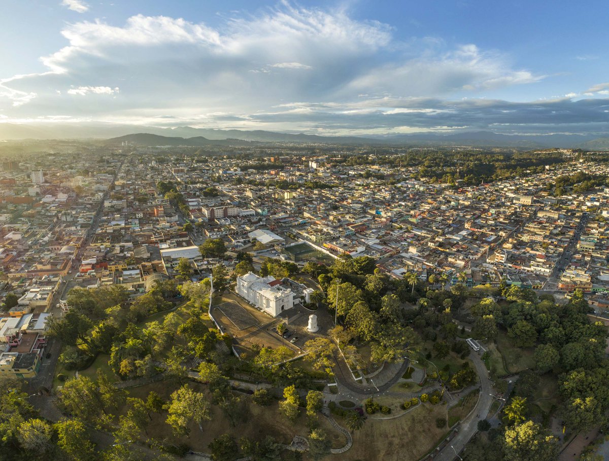 CHIRMOLCITY's tweet photo. Rodrigo Javier Calderón 🌟🏅🌟
Mención Honorífica  
Categoría Abierta
Zona 1, 5 y 18
•
•
Desde el aire todo se ve diferente, un punto de vista que nos hace apreciar lo que usualmente no podemos ver desde la tierra. 
#CapitalVerdeGuate #GuatemalaValeLaPena #SextoChirmolcity https://t.co/F8KgDr4nMl