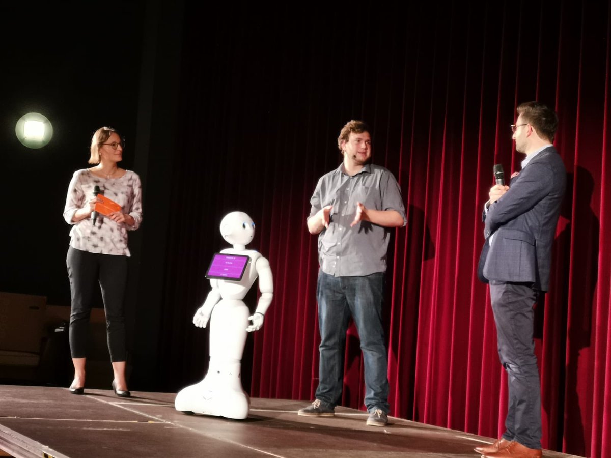 Wie versprochen waren wir heute auf der Filmvorstellen von „Hi, Ai“ im #DelphinPalast #Wolfsburg mit von der Partie ⁦<a href="/_Steppo6197/">Felix Stepponat</a>⁩ und #Pepper
#lighthouse #bededicated