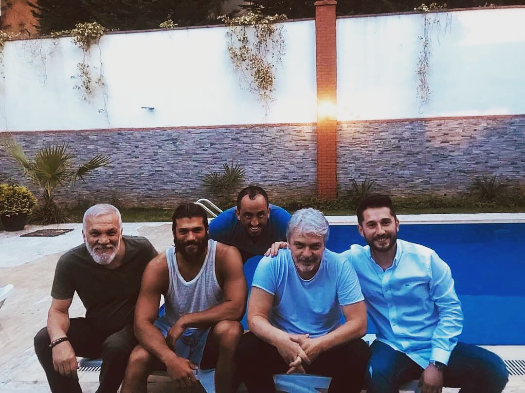 Ria32678217's tweet photo. Family moment's #MutluBayramlarCanDemet #CanYaman #DemetÖzdemir #CanEm #CanDem 😍😍😍😍 https://t.co/dPRn1DXimq