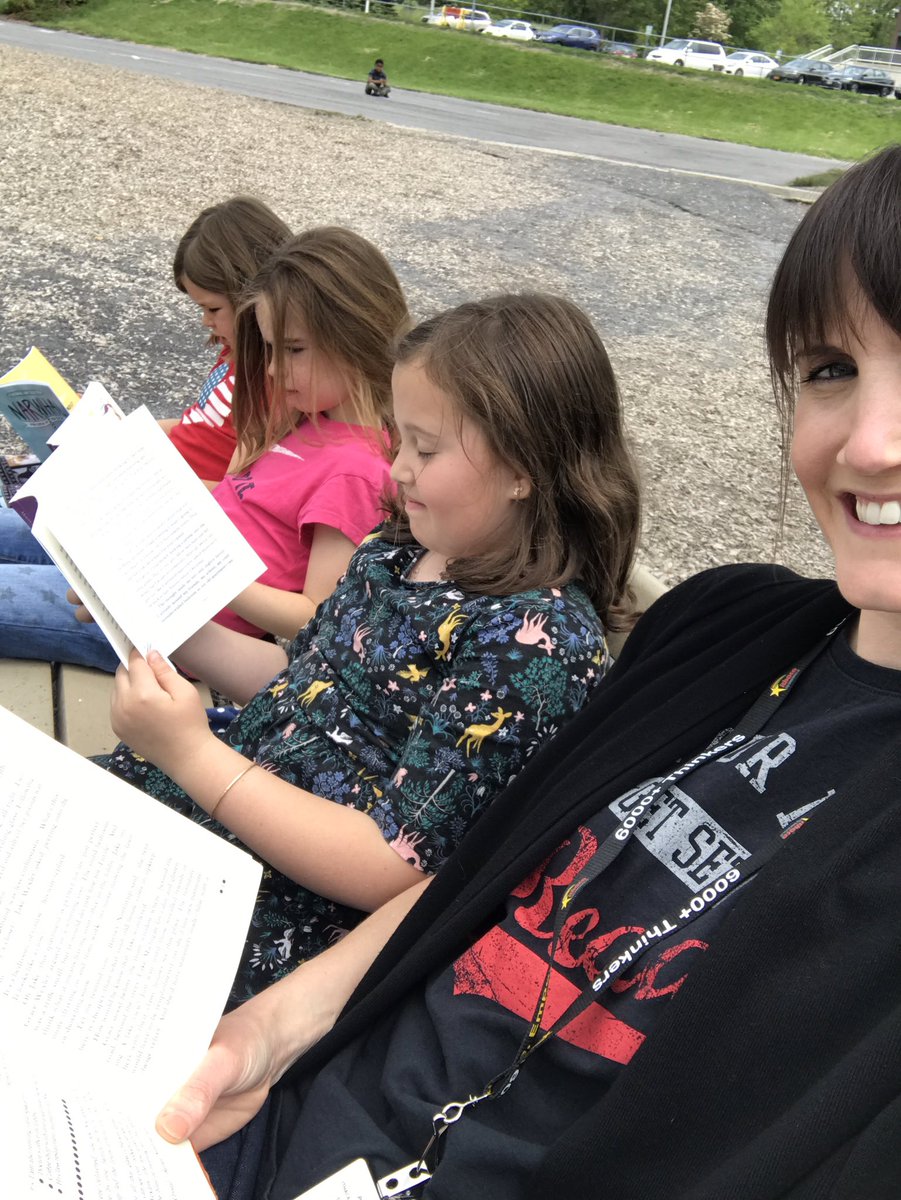 bselibrarian's tweet photo. Outside #DEAR for our #readingcelebrationday @BelleShermanES ☺️ https://t.co/9dUMzent5R