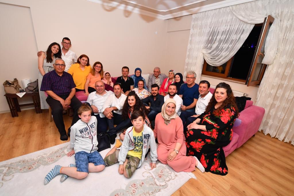 ekrem_imamoglu's tweet photo. Anneannem Emine İnan İmamoğlu’nu ziyaret ettim, elini öptüm. Geniş bir ailede büyüdüm; herkes gibi geçmişimle, ailemle ve soyumla onur duyuyorum. Ama asıl gurur duyulması gereken; iyi bir insan olmak, görevini iyi yapmak, birlik ve beraberliğe hizmet etmektir. https://t.co/jib9fRkHWL