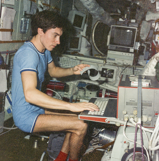 sovietvisuals's tweet photo. Soviet cosmonaut Sergei Krikalev was in space when the Soviet Union fell apart in 1991. Unable to return home, he had to stay in space until further notice. The cosmonaut eventually returned back to earth after 10 months in orbit - to a very different nation. Photo by Volkov/TASS https://t.co/WE5wLaORpl