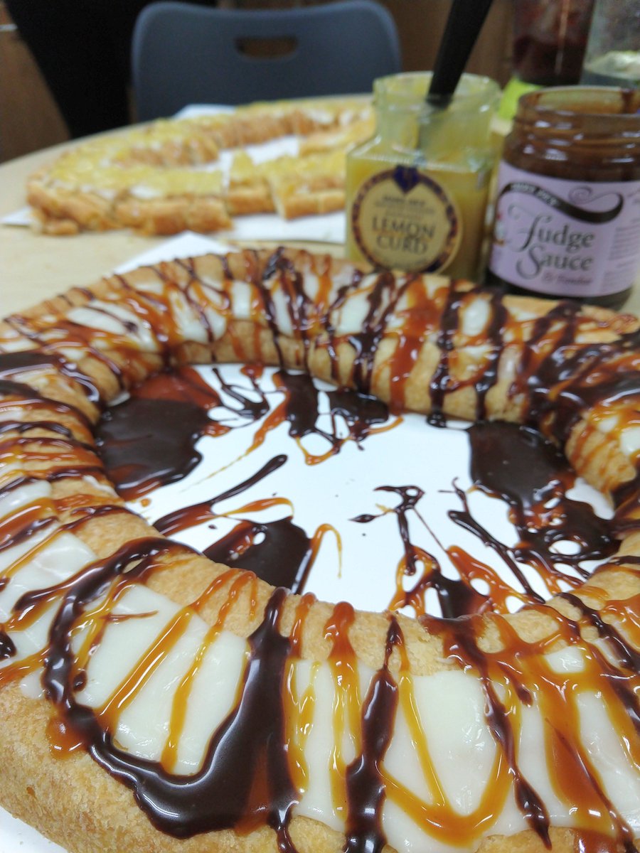 ds9hse's tweet photo. My guilty pleasure; Cheesecake Kringle drizzled with Chocolate Fudge and Caramel... yum! #traderjoes #foodporn https://t.co/3OagrKhwUc