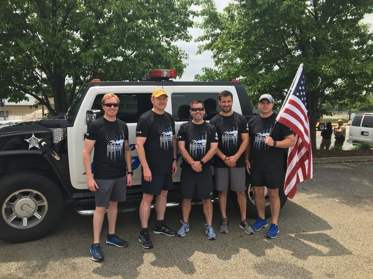 OakLawnPD's tweet photo. The OLPD took up the torch today. 5 of our members ran a leg of the Special Olympics Torch Run. Our runners went from 95th and Pulaski to Harlem and Rt. 83! #TorchRun #OLPD #SpecialOlympics https://t.co/U10JUe2dm4