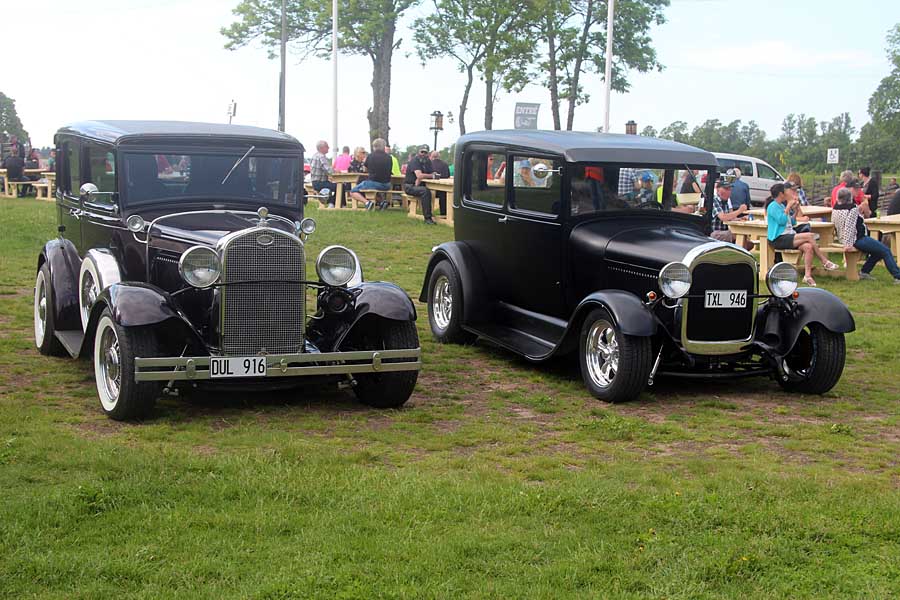 Caltex_98's tweet photo. Igår började #westerqwarn:s #bilträff med strålande solsken men slutade med störtregn. Hyfsat deltagarantal. / Monday night #carshow started with sunshine & ended with thundershowers. Quite good turnout! #FiatBarchetta '31 & '39 #AFord #streetrod '56 #FordSunliner 1970 #ChevyC10 https://t.co/stIgXYI6tJ