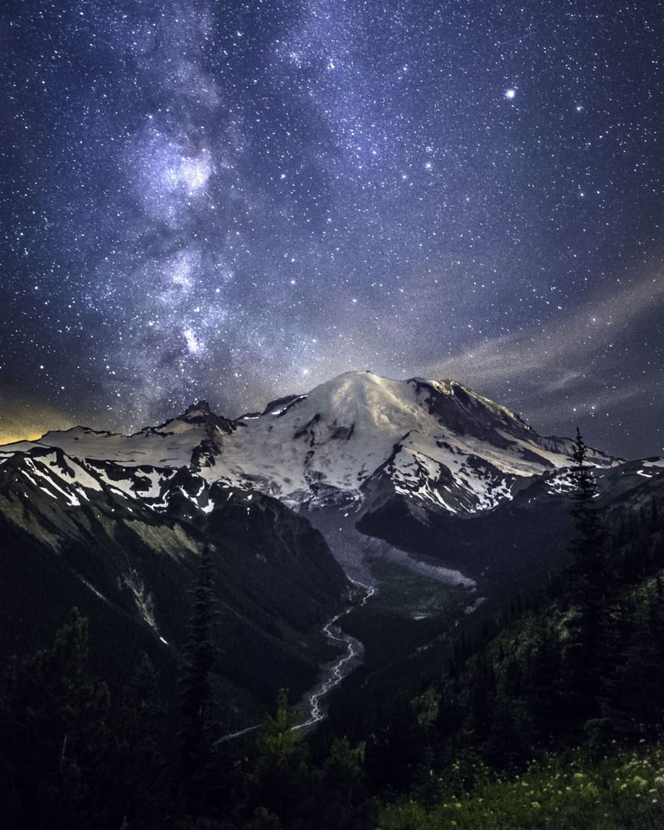 STQRY's tweet image. Stunning views of Mount Rainier, with a beautiful starry night above. There's always time to appreciate natures beauty!
📸 @usinterior

#exploreoncell #nature #nationalparks