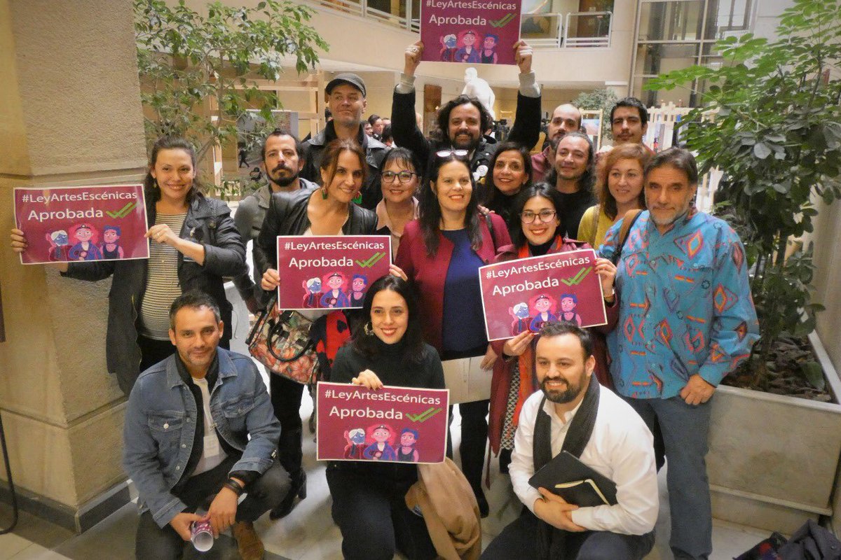 carolamarzan's tweet photo. Por fin! 🤹🏽‍♀️🎪🎭💃🏻🗣. #LeydeArtesEscénicas Aprobada!!!! Muchas gracias a mis colegas y a la Ministra @Consuelovaldesc por el reconocimiento! Este es un trabajo de todos ✊🎭 https://t.co/dhAaEAKqLH