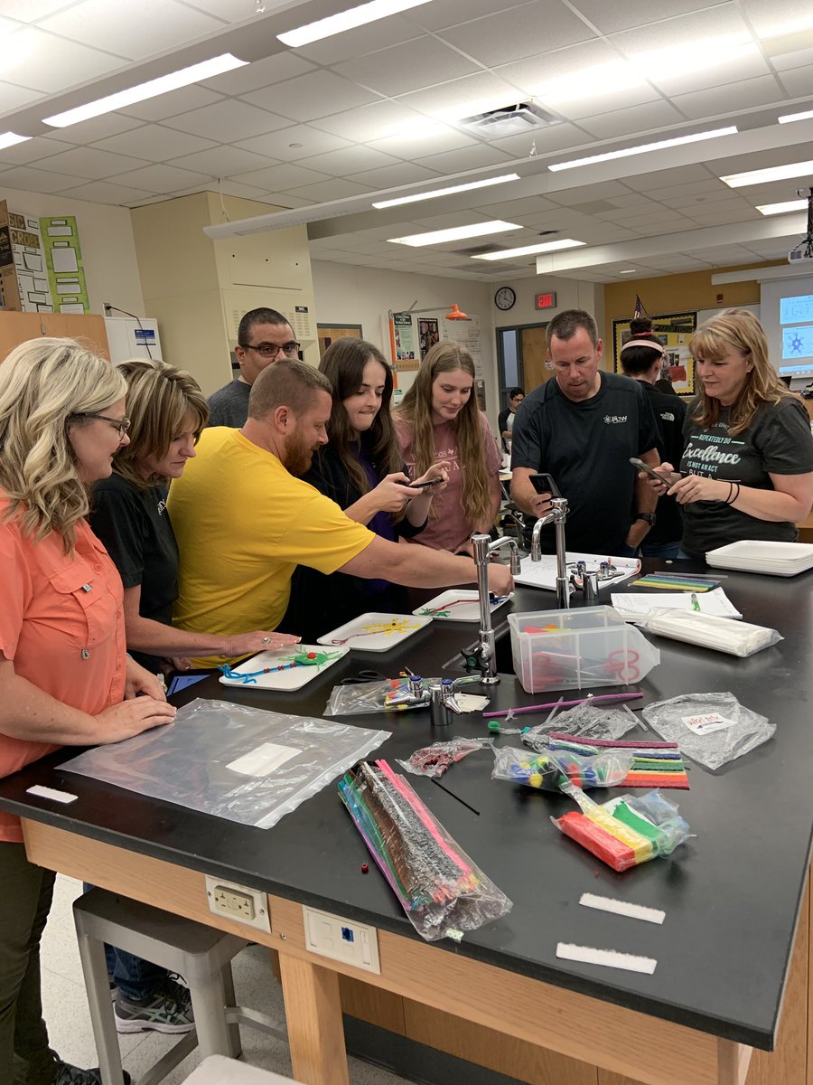 Creating stop motion of a signal through a neuron #texaspltw #pltwproud <a href="/PLTWorg/">Project Lead The Way</a> <a href="/NisdCTE/">NISD CTE</a> <a href="/kchelmick/">Casey Helmick</a>