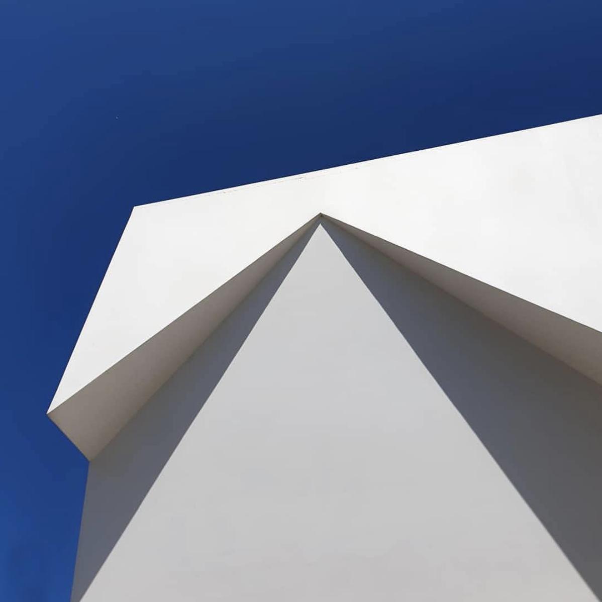 thackernyc's tweet photo. Minimalist lines and bold architectural design—reach new heights with our summer-ready essentials.
.
.
.
.
.
#minimalpeople #minimalint #ig_minimalshots #minimalism_world #loves_minimalism #minimalmood #rsa_minimal #pocket_minimal https://t.co/Utt0Eh97Ak