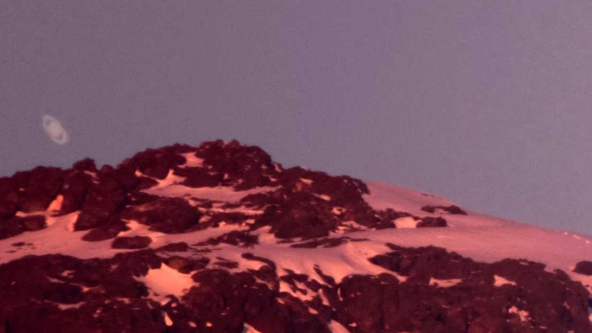 T13's tweet photo. 📸 Chileno gana el tercer lugar de prestigioso concurso con fotografía de Saturno y el Cerro Provincia » https://t.co/fFR2veLIc6 https://t.co/zOJT4X1eN1
