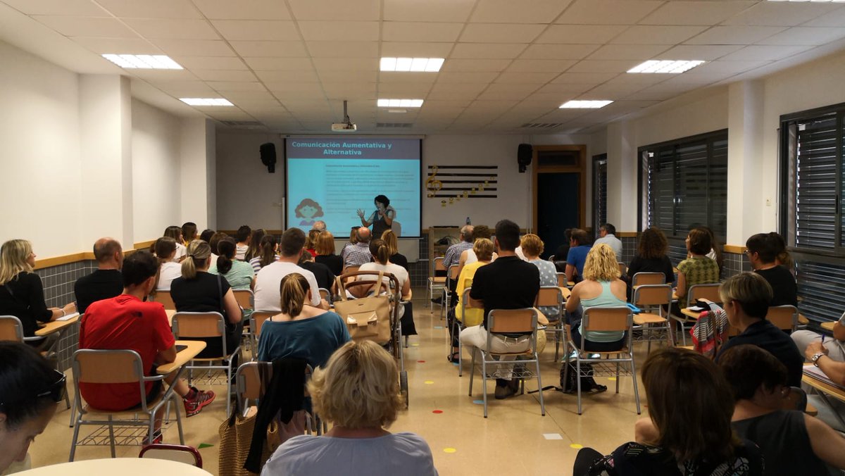 bego_llormac's tweet photo. Cuando en la escuela todos cuentan. Madres, padres, abuelos, profesionales y alumnos. Trabajo en equipo para el desarrollo de la comunicación y el lenguaje de los alumnos. Qué suerte ser testigo de ello. Gracias @Tombatossals_CS @ampatomba por recibirme. #CAA #SAAC #inclusion https://t.co/NLqLVhmu5K