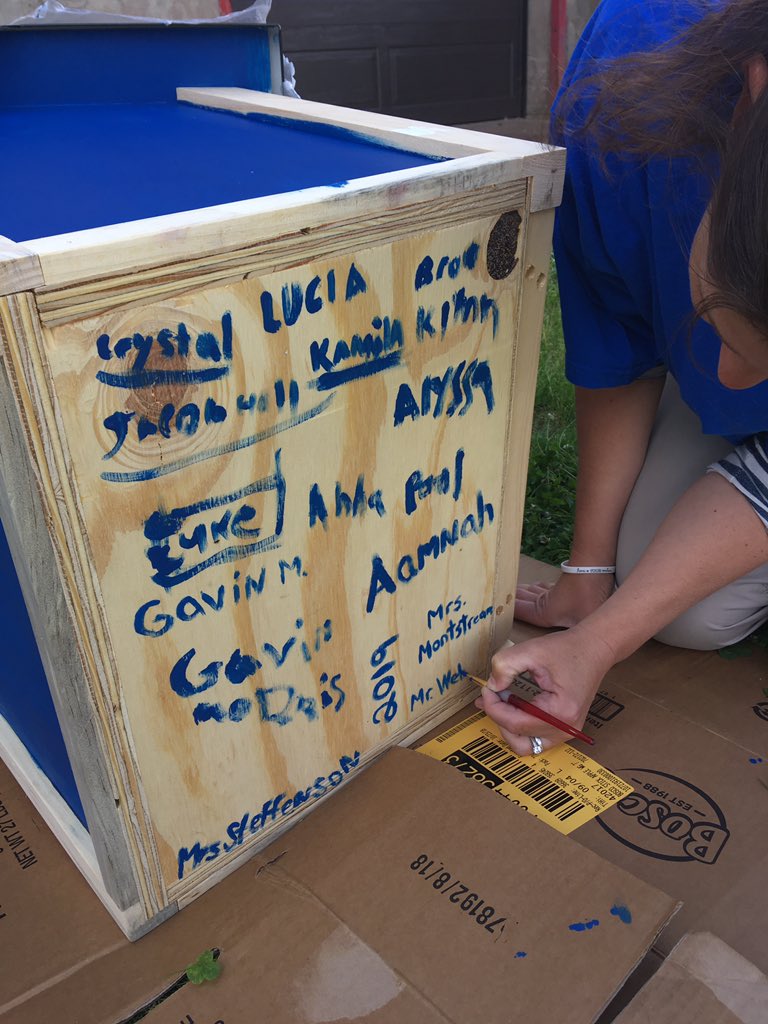 j_steffen2000's tweet photo. 4th grade ambassadors began painting Buckley’s new Little Free Library with Mrs. Montstream, Mrs. Steffenson &amp; Mr. Webster. The library will be up soon for the community to enjoy! @MPS_Buckley @mpspride @b59kmontReading https://t.co/jrVqaNP1SC