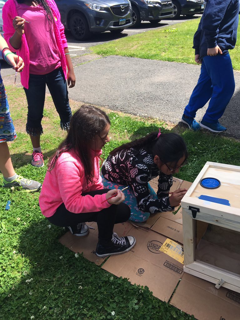j_steffen2000's tweet photo. 4th grade ambassadors began painting Buckley’s new Little Free Library with Mrs. Montstream, Mrs. Steffenson &amp; Mr. Webster. The library will be up soon for the community to enjoy! @MPS_Buckley @mpspride @b59kmontReading https://t.co/jrVqaNP1SC