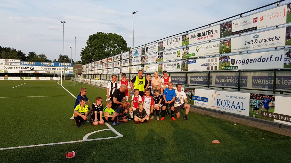Luuk_Drost's tweet photo. Vanavond hebben de jongens van Jo13-3 van @scgenemuiden voor het laatst training gehad van de twee toppers @MGWesterink en Alex Snijder. De jongens hebben weer veel mogen leren, dank daarvoor. https://t.co/813yKw6AT1