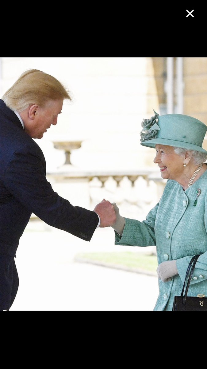 ha_kuna_mata's tweet image. Dieser Mann scheint ja echt mit einem Düsenjet durch seine Kinderstube gerast zu sein... #firstbump... Wäre ja wenigstens eine Erklärung für seine Haare...😉

 #DonaldTrump #QueenElizabeth