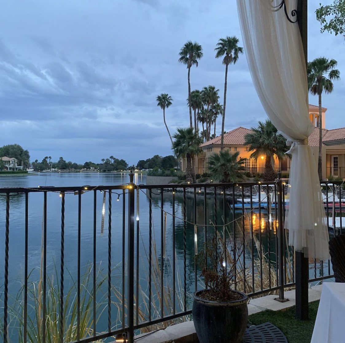 AmericanaLV's tweet photo. Nothing beats a lakeside meal! 😋🍴 https://t.co/pk3ilKjdRH