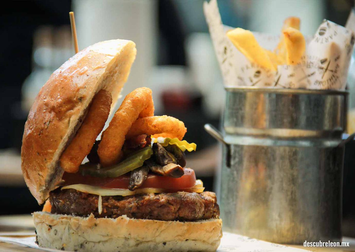 descubreleon's tweet image. 🍔🍺 Con el concepto #BurgerLab de Partners&amp;amp;Brothers, tú mismo armas tu hamburguesa con lo que más te gusta, desde una básica hasta una señora hamburguesa combinando 52 opciones. 
👉descubreleon.mx/restaurantes/P…
#PartnersAndBrothers #Hamburguesas #FoodLovers #Foodie #FoodPorn #LeonGto