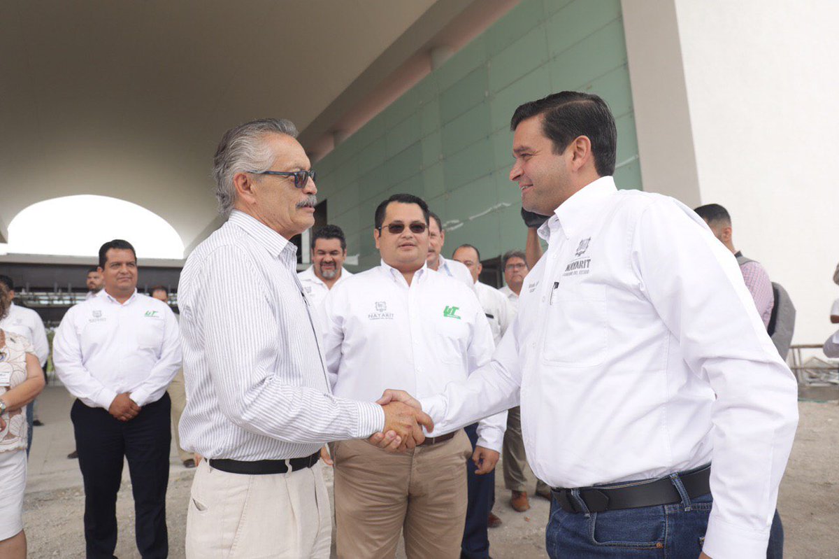 NayaritGobierno's tweet photo. El gobernador @aegnayarit , y el coordinador nacional de Universidades Tecnológicas, Dr. Herminio Baltazar Cisneros, supervisaron los avances del Hotel-Escuela de la UT de Bahía de Banderas. https://t.co/R80he85gs7