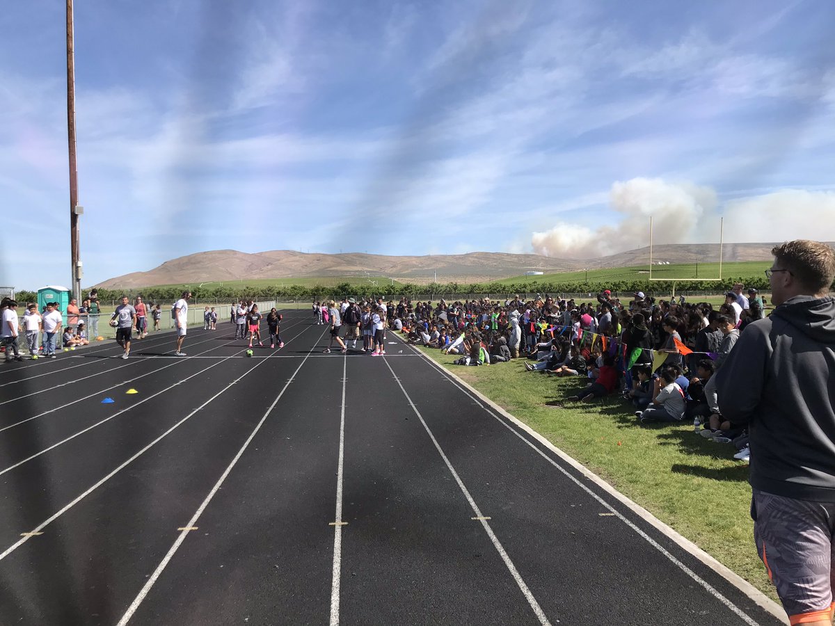 jffrymcc's tweet image. @MrDuganator does it again for the 3rd annual #wahlukeOlympics these kids did awesome from all the schools! #schoolofheroes @MisterEdie what a great thing to do for our #community!