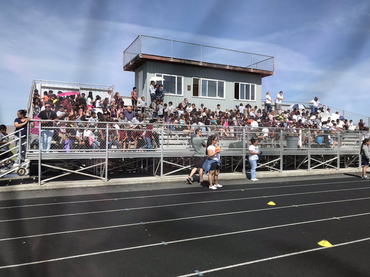 jffrymcc's tweet image. @MrDuganator does it again for the 3rd annual #wahlukeOlympics these kids did awesome from all the schools! #schoolofheroes @MisterEdie what a great thing to do for our #community!