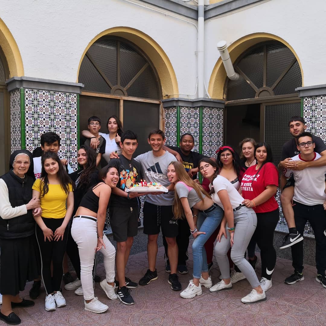 escuelahogarDI's tweet photo. La vida es mejor con amigos #somosfamilia #cumpliendoaños #felices #Guadix https://t.co/0PxcctpKFE