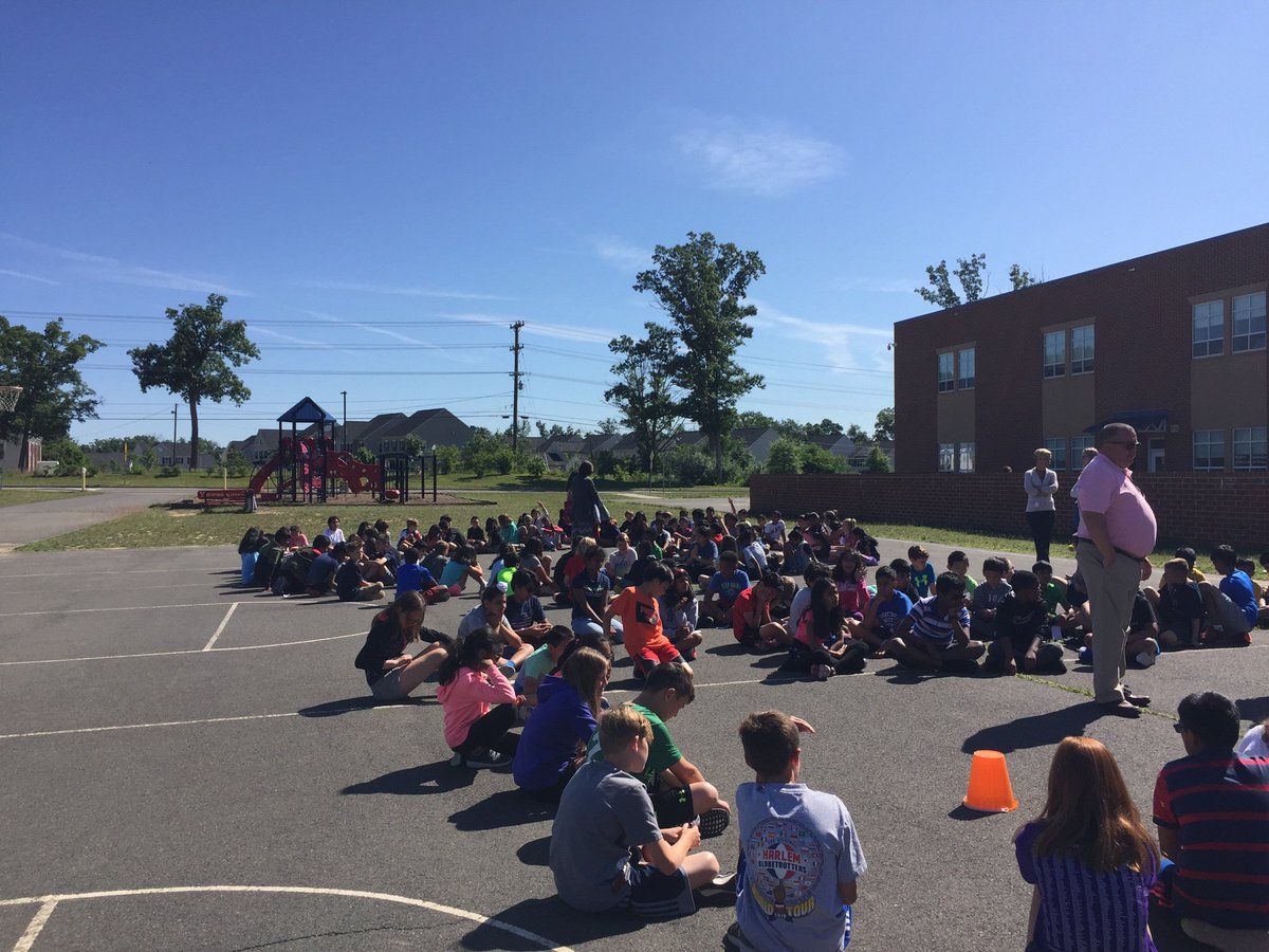 natbeardslee's tweet photo. CRE 5th graders & teachers answered questions from our 4th graders on getting ready for 5th grade. #ThankYou #CREyr5 @ALerch5 @CardinalRidgeES https://t.co/OmKw88I5Tk