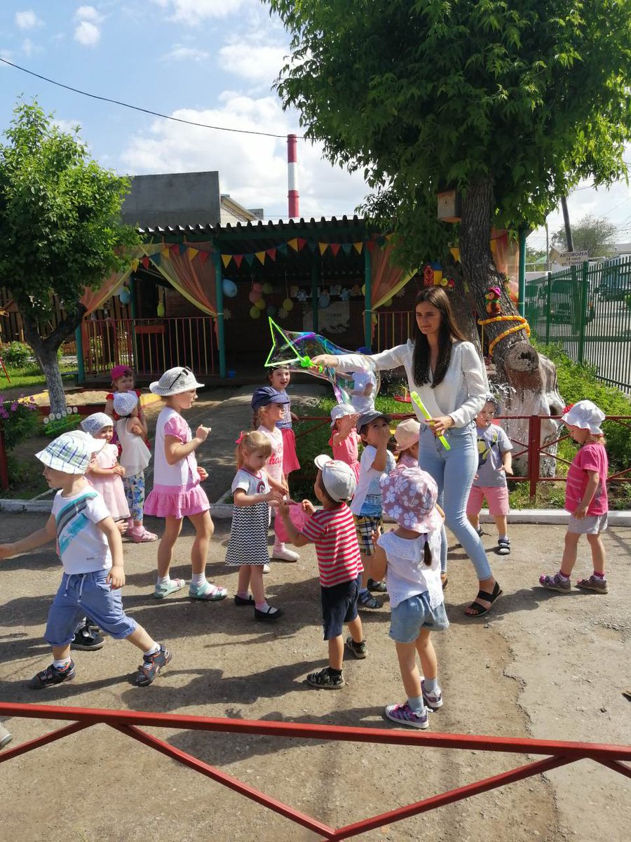 Летняя кампания началась шумно и весело! Клоуны и клоунессы, сказочные герои встречали наших ребят в первый день лета! Воспитанники участвовали в играх, эстафетах, надували огромные мыльные пузыри. Всё лето детей ждут соревнования, мастер-классы, квест-игры,  и многое другое!!