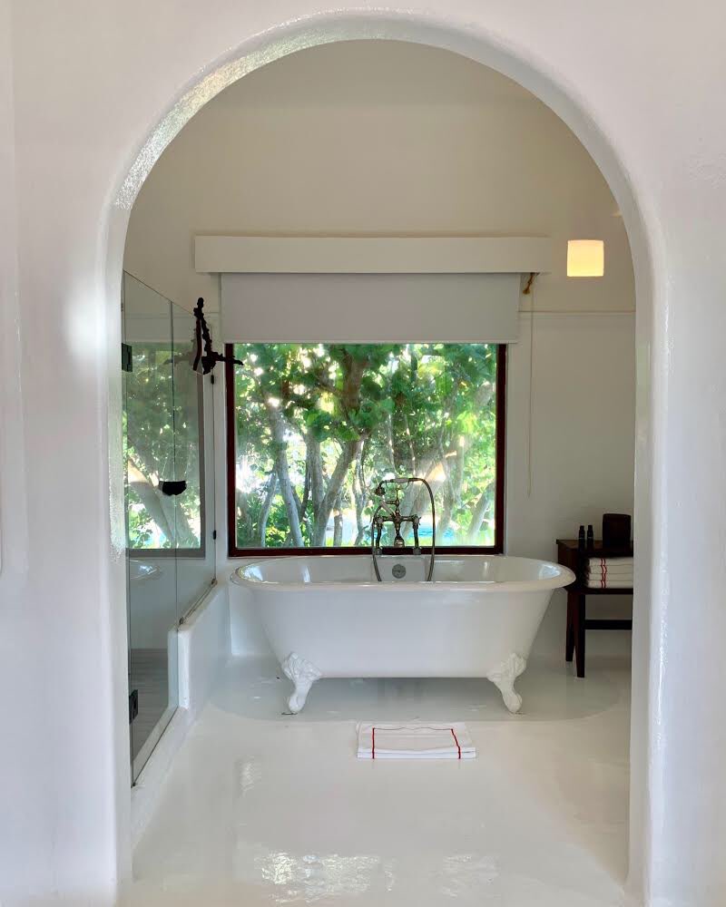 PKsList's tweet photo. Gleaming white rooms with bright pops of color🌈with a carefully curated collection of contemporary art &amp; furniture. That’s Hotel Esencia style. There are 43 guest rooms at this relaxed retreat💆‍♀️💆‍♂️including the 2 Master Suites, we’re in one of them😌#800daysaroundtheworld https://t.co/oewmB64ZLf