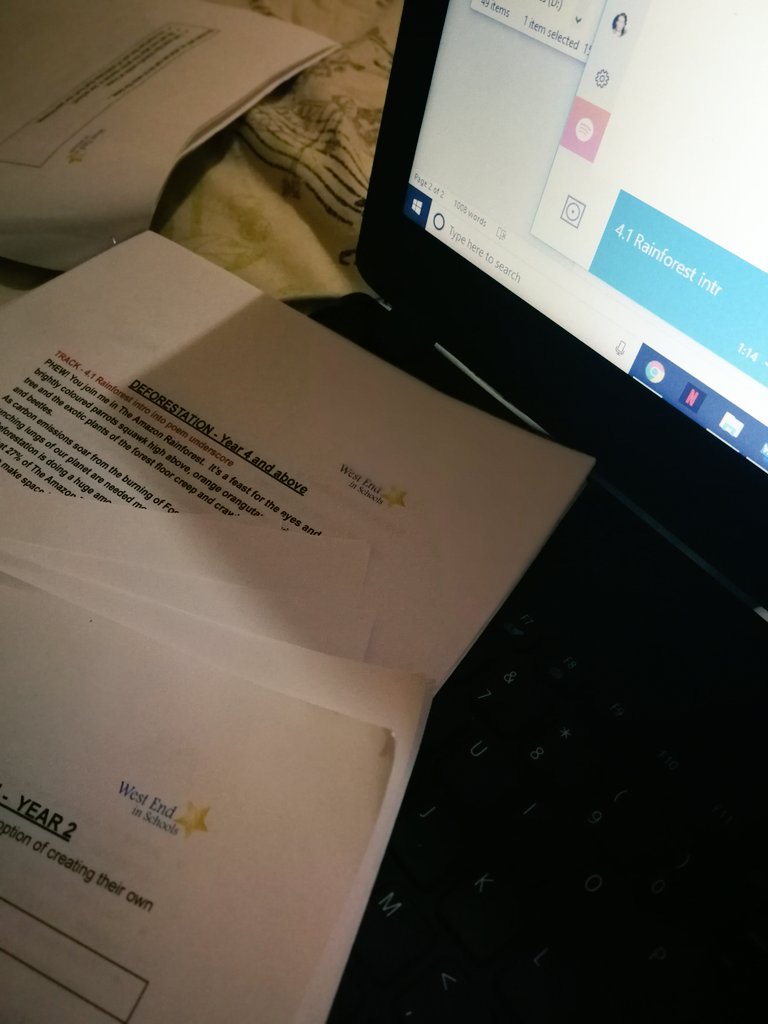 jessicaquilina_'s tweet photo. Spending my day preparing for some @WestEndinSchool #OurWorldOurFuture workshops coming up, looking at sustainable ways to protect our planet, all accompanied by the fabulous voice of @sanditoksvig.

#SustainableTheatre #GoGreen #PlantProtectors #Facilitator https://t.co/gqHqI0xear