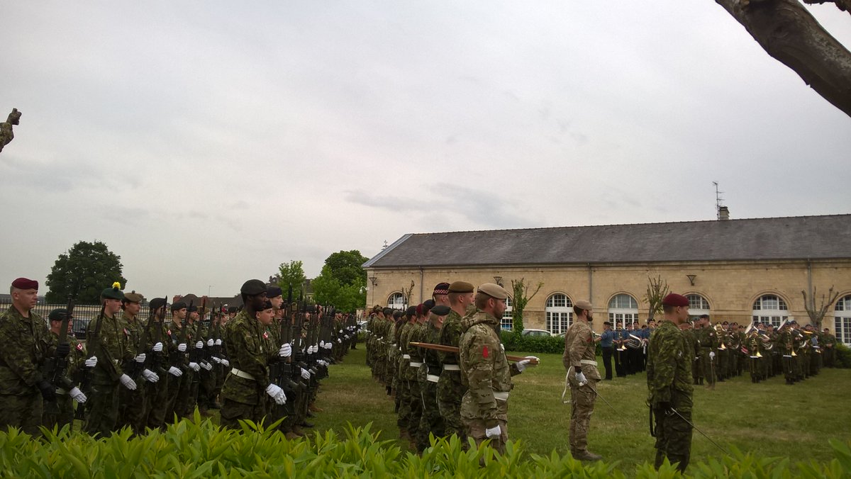 quentin_hiegel's tweet photo. Voici que les canadiens ont pris le contrôle du quartier Lorge pour la répétition des défilés du #6juin pour le #75ème anniversaire du débarquement.. de l'ambiance aux Archives de la #DAVCC #SHD de Caen! https://t.co/7KSMeJHLMK