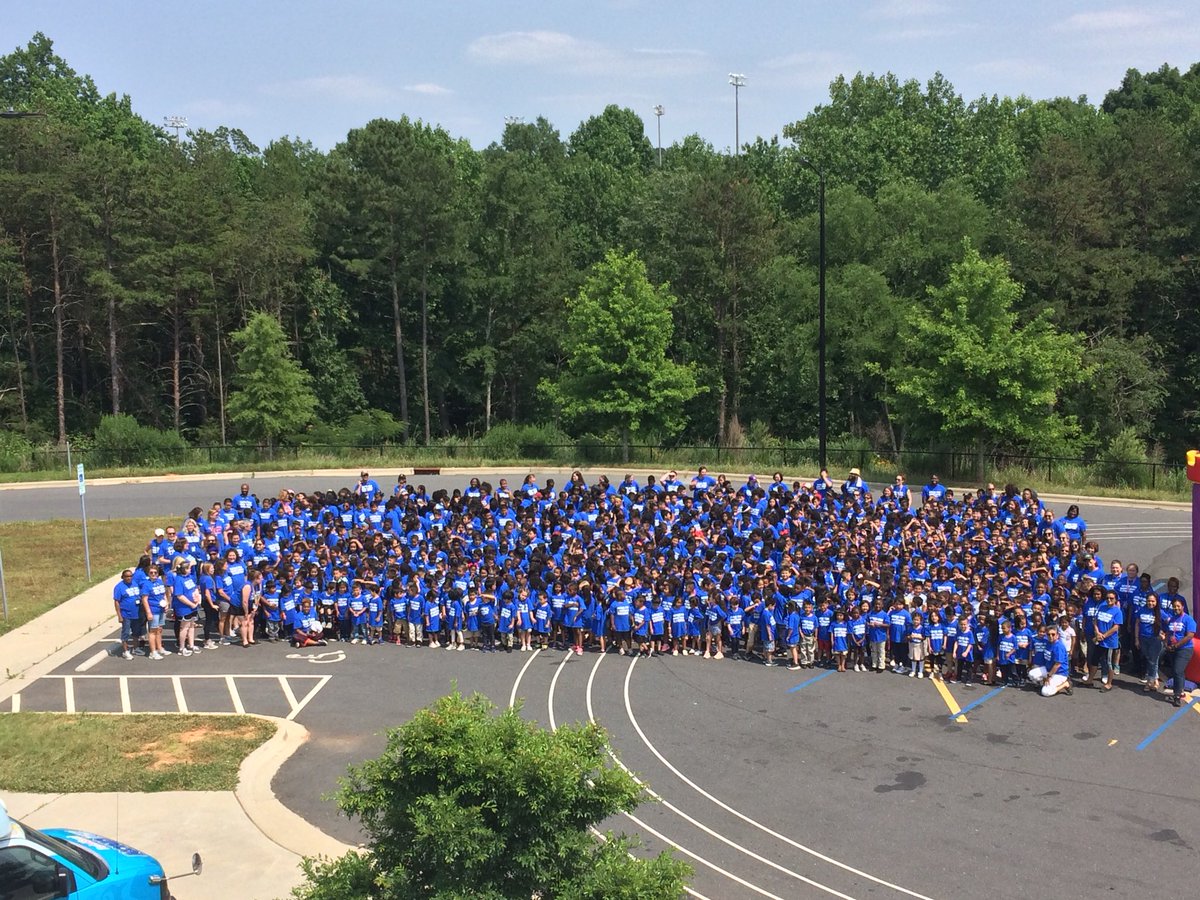 NationsFordES's tweet photo. I proudly present the 2018-2019 Nations Ford Bulldogs! Thank you for an amazing year 💙💙💙 https://t.co/0KIvP7fHln