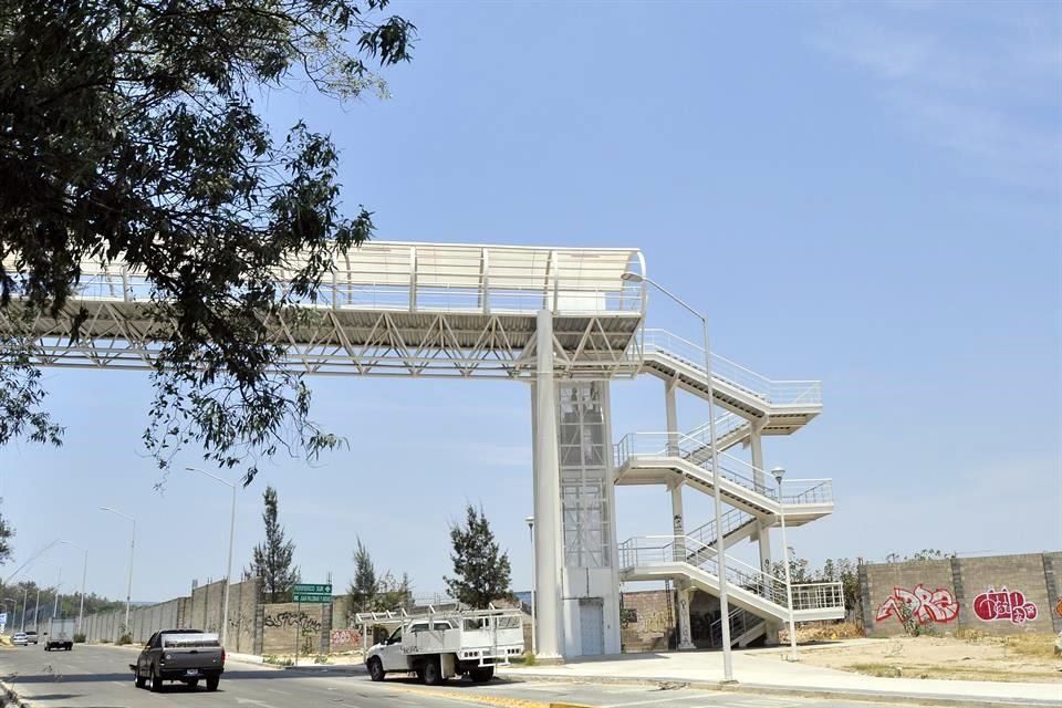 El último grito en #puentesantipeatonales temiendo ver el nuevo puente que nos ofrecerá la <a href="/ComunidadMadrid/">Comunidad de Madrid</a> y <a href="/sara_heba/">Sara Hernández</a> para cruzar al hospital de Getafe, sí a un Hospital 😤