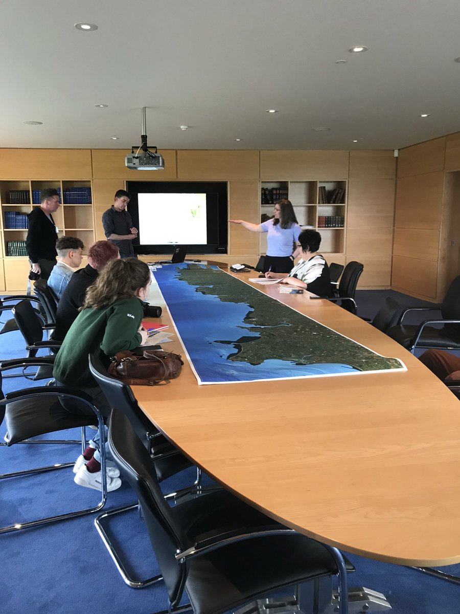 yiyoungvoices's tweet photo. Hey World👋🏻Today we visited The Marine Institute and we all learnt about our ocean, sea life and #climatechange We’re getting excited for #seafest this weekend in Cork, are you? Also we may have asked a few difficult questions for our #ConversationZ podcast so keep an eye out👀 https://t.co/GkZTuPXi1L