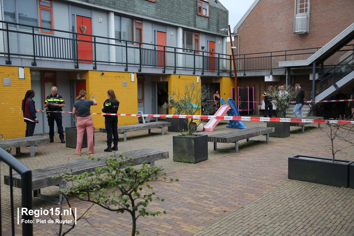 regio15's tweet image. ONLINE: gewonde en twee aanhoudingen na #schietincident #Smetanarode #Zoetermeer regio15.nl/nieuws/lijst-w…