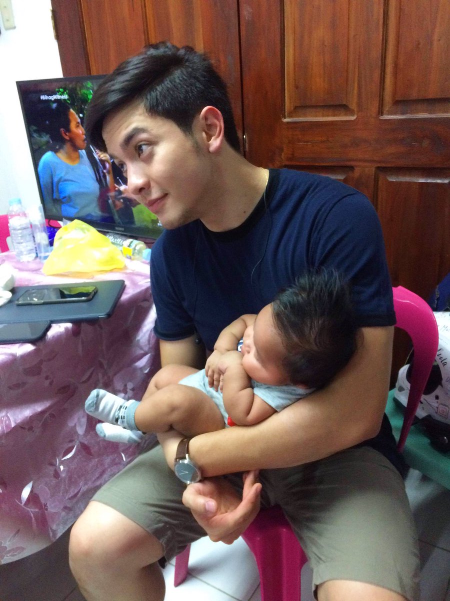 Iscaiflakes's tweet photo. Alden with my 2 Months old son. Hihi ang cute nila tignan and napakabait ni alden mahilig din sa baby.😊💕 https://t.co/a0FQvpiwUF