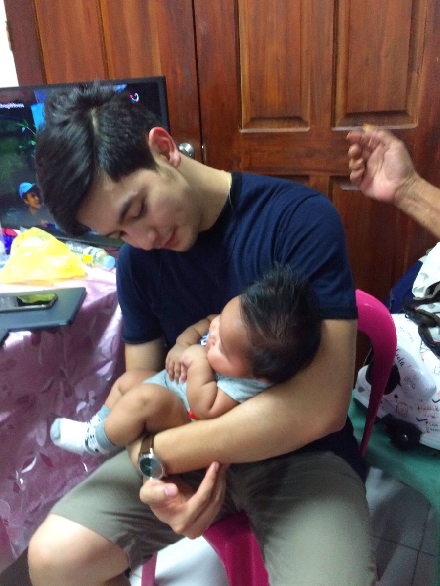 Iscaiflakes's tweet photo. Alden with my 2 Months old son. Hihi ang cute nila tignan and napakabait ni alden mahilig din sa baby.😊💕 https://t.co/a0FQvpiwUF