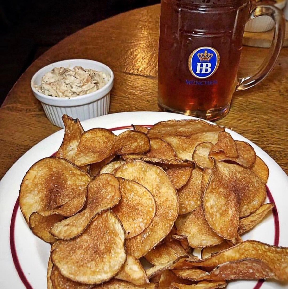 GlunzTavern's tweet photo. Have you ever tried The Glunz Tavern’s homemade chips?  A perfect crunchy and salty flavor punch✨

#chicago  #beer #glunztavern #eatinggoodchicago https://t.co/8oUKEgJNrM